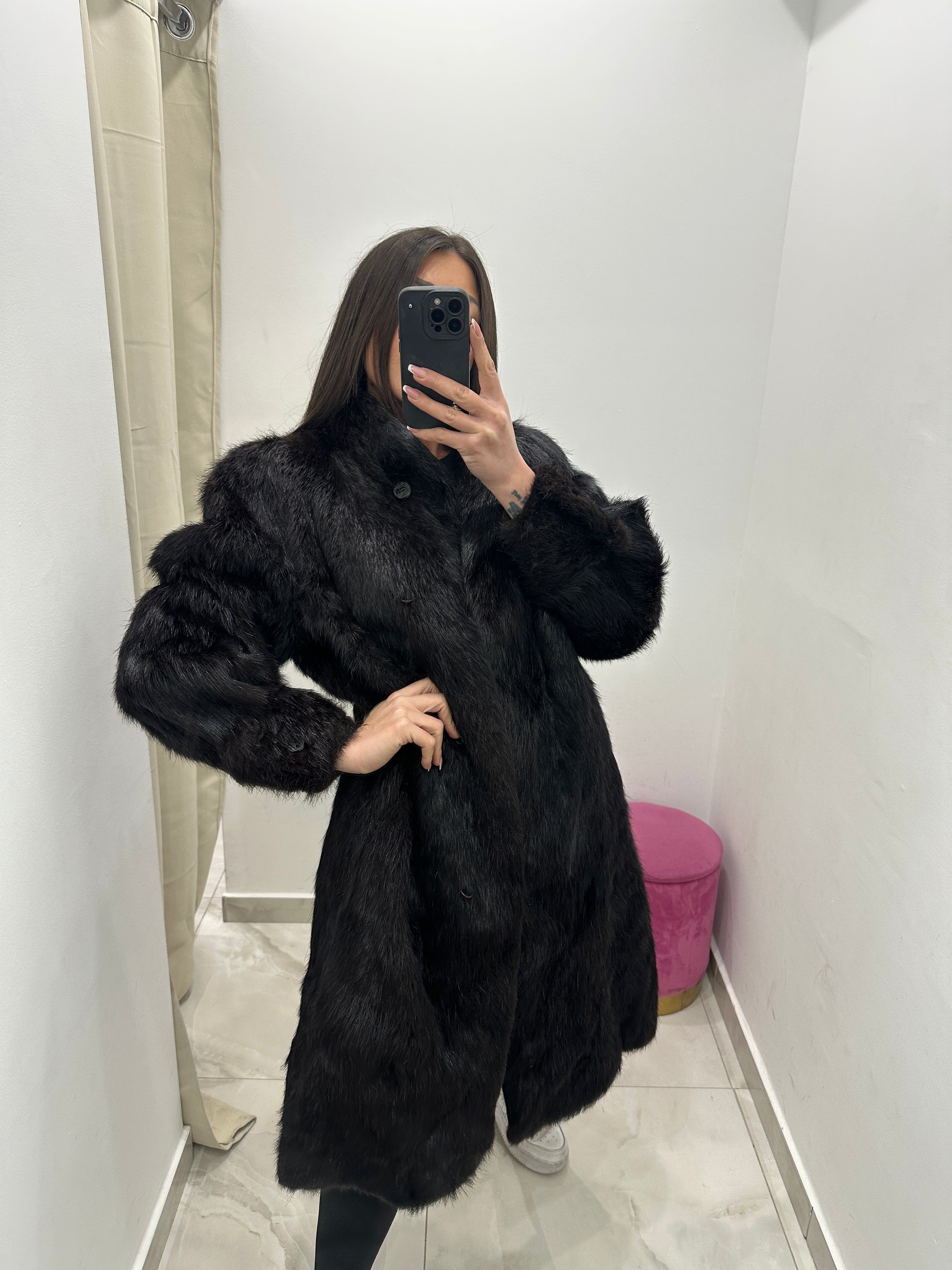 Pelliccia vera vintage nera lunga.