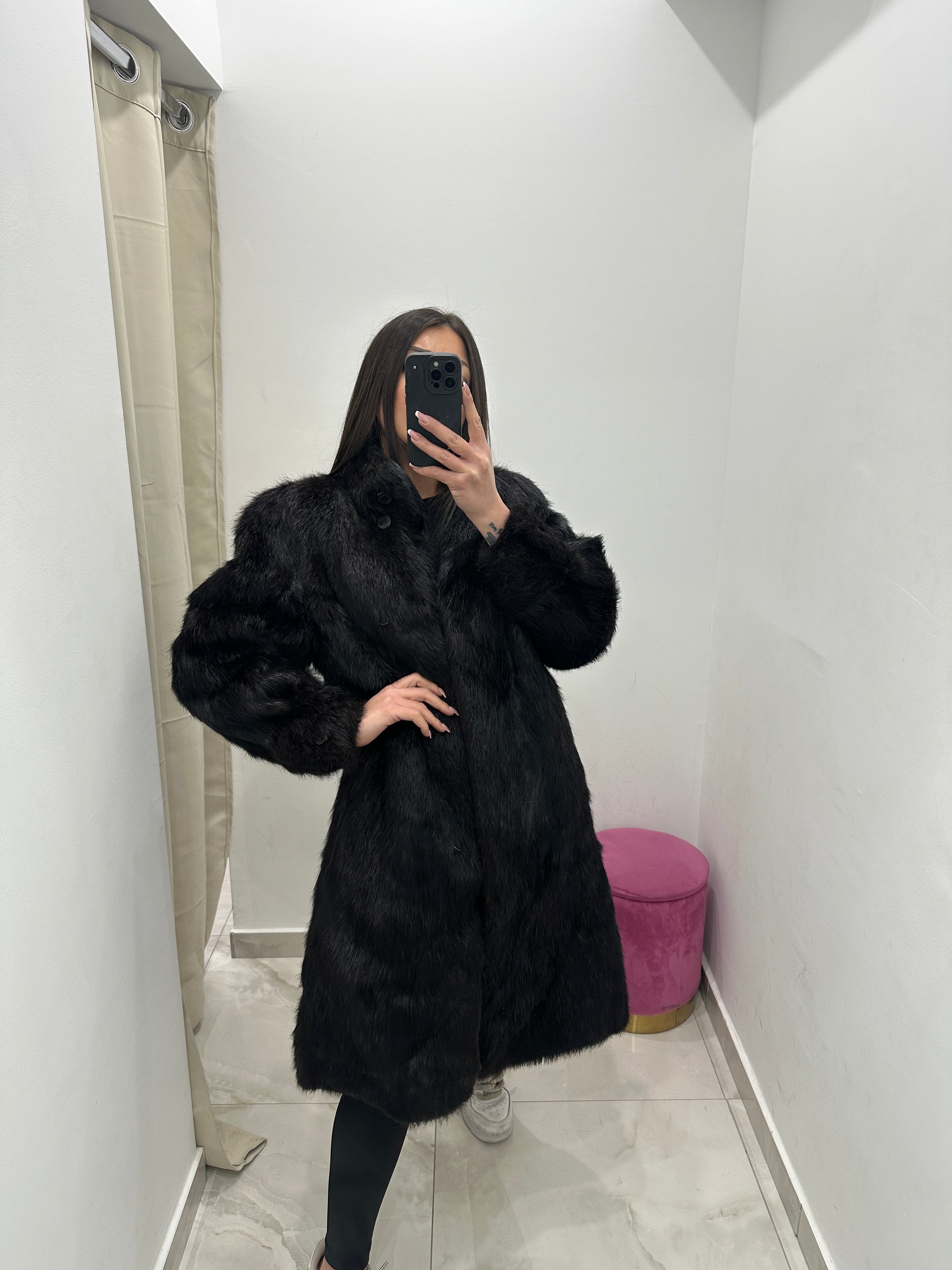 Pelliccia vera vintage nera lunga.